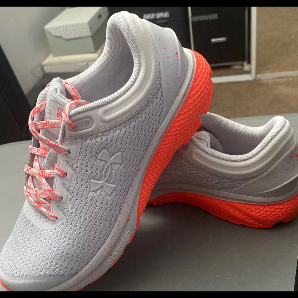 BNWT Under Armor W size 8